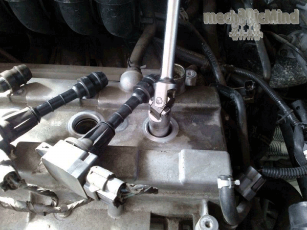 Figura 5: Rimozione delle candele tramite la chiave apposita