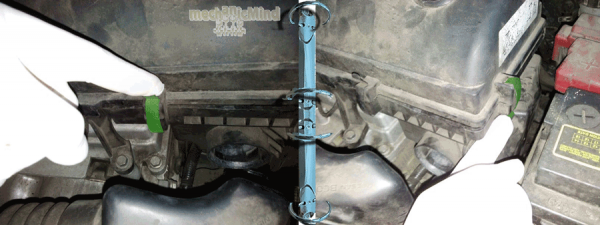 Figura 4: Sganciare le clip evidenziate in verde.