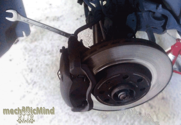 Figura 3: Rimozione bulloni Pinza Freno