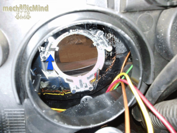 E' mostrata la sede della lampadina. La freccia blu indica uno dei 3 fermi su cui la lampadina si andrà ad incastrare