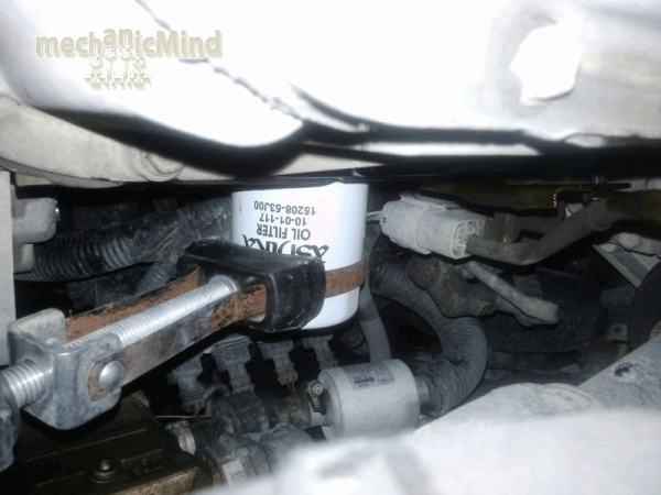 Figura 4: Si vede il filtro dell'olio e la chiave appositamente inserita su di esso