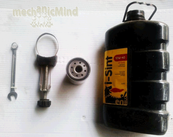 Figura 1: Nell'ordine troviamo Chiave Inglese 14, chiave per filtro olio, Filtro Olio, Olio Motore Sintetico