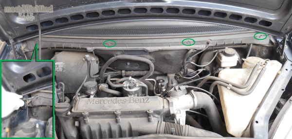 Figura 2: Indicate le viti da rimuovere per smontare la scatola in plastica