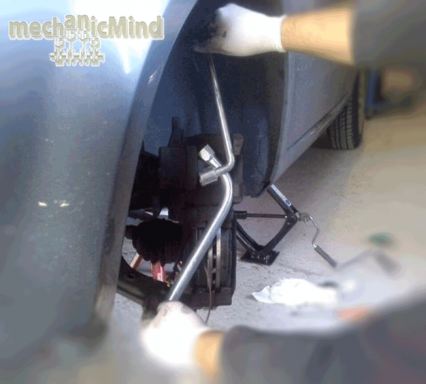 Figura 6: Spingiamo il pistone facendo uso di due chiavi esagonali