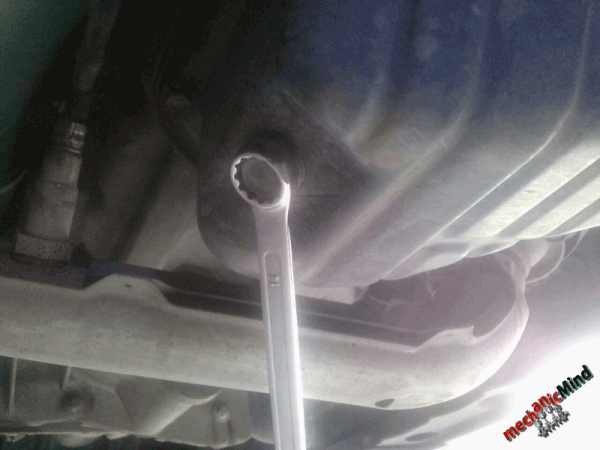 Figura 3: Tappo da svitare per scolare l'olio usato.