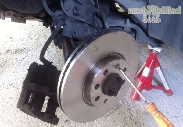 Figura 5: Rimozione vite di fissaggio del disco