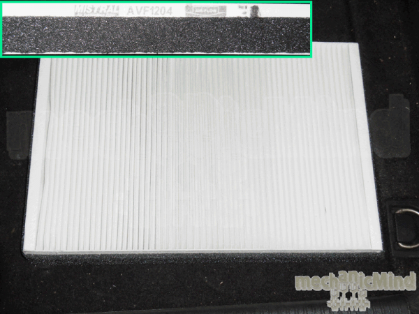 Figura 1: Filtro Abitacolo. Notare la freccia sul lato.