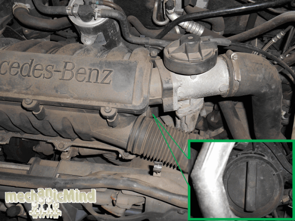 Figura 2: Il coperchio del filtro è situato al di sotto del tubo dell'aria