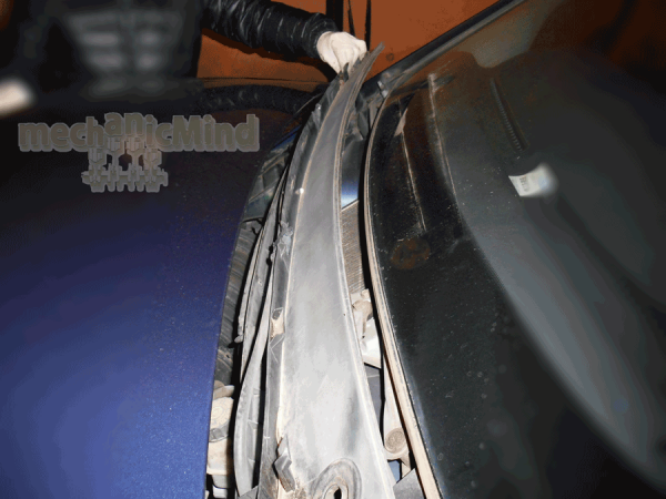 Figura 5: Sganciare la copertuara del filtro dalla sede ed adagiarla nuovamente