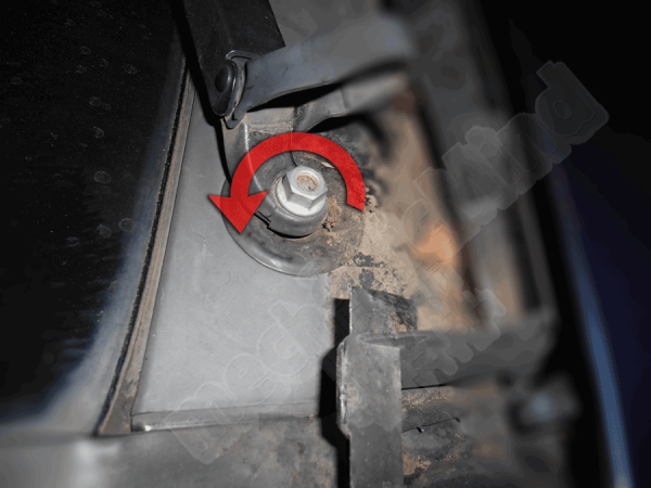  Figura 3: Rimuovere i due bulloni che fissano i tergicristallo 