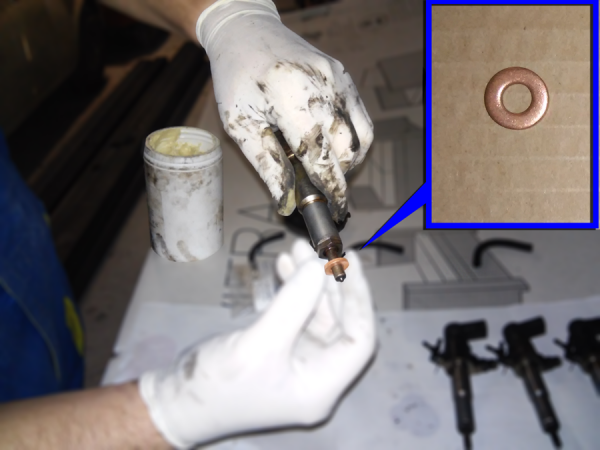 Figura 5: Inseriamo la guarnizione in rame sulla base dell'iniettore