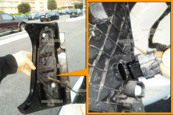 Figura 2: Sganciamo il connettore elettrico