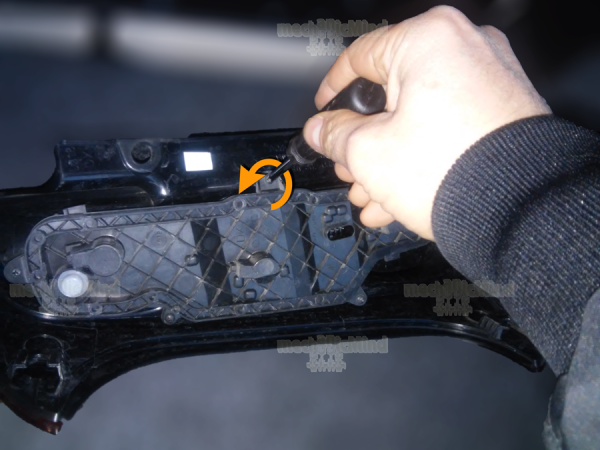 Figura 3: Rimuoviamo le cinque viti dal portalampade