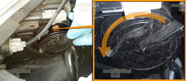 Figura 2: Rimuoviamo il coperchio ruotandolo in senso antiorario come indicato